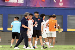 Hậu vệ U22 Việt Nam đá phản lưới nhà, HLV Troussier ôm chặt động viên học trò