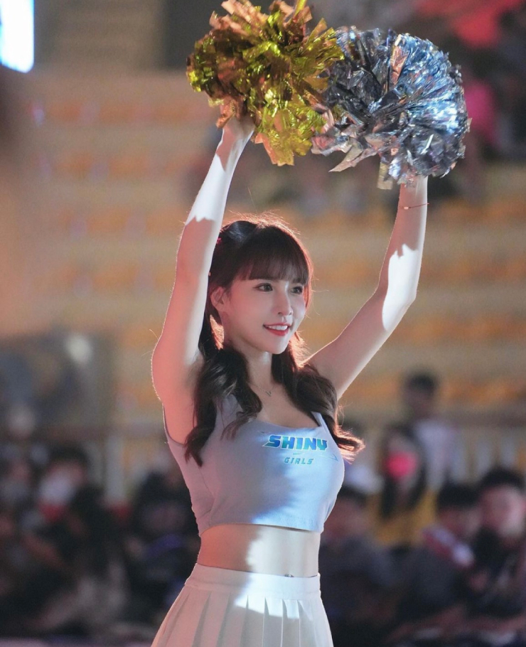 Wang Lijie hay còn được gọi với biệt danh “Milk”, là đội trưởng của đội cổ vũ Taichung Sun (đội bóng rổ chuyên nghiệp của Đài Loan). Cô được mệnh danh là nữ thần cổ vũ thế hệ mới nhờ vẻ ngoài nóng bỏng và thần thái ấn tượng.
