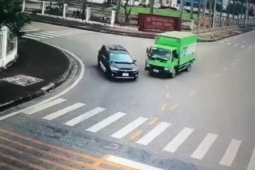 Tin tức trong ngày - Clip: Xe tải vỡ đầu vì tông ô tô con, "cư dân mạng" tranh luận đúng sai