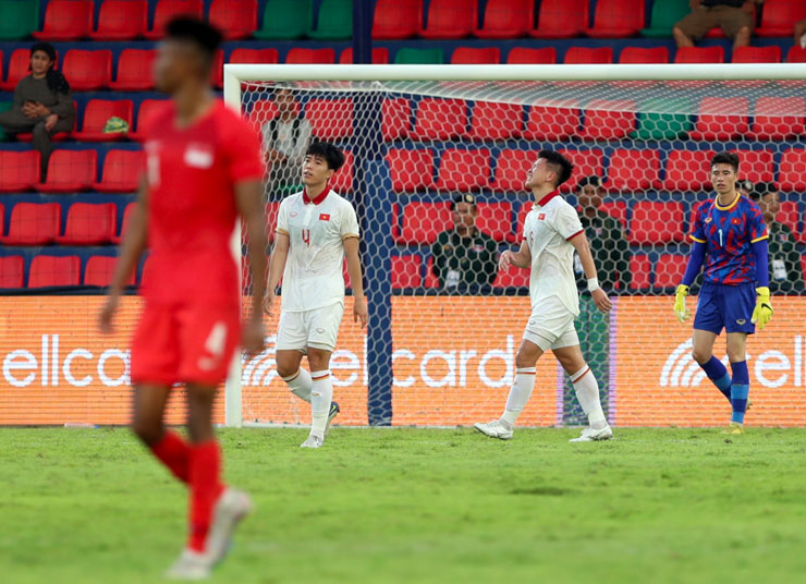 Phút bù giờ trận đấu giữa U22 Việt Nam và U22 Singapore, hậu vệ Vũ Tiến Long có pha pha bóng lỗi, dẫn đến bàn phản lưới bất ngờ. Dù U22 Việt Nam vẫn giành chiến thắng chung cuộc 3-1 nhưng nhiều cầu thủ U22 Việt Nam vẫn tỏ ra rất buồn vì đội nhà không còn giữ sạch lưới ở SEA Games 32.