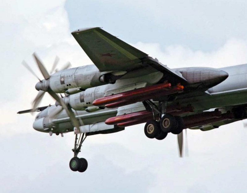 Oanh tạc cơ Tu-95 của Nga mang tên lửa hành trình Kh-101.