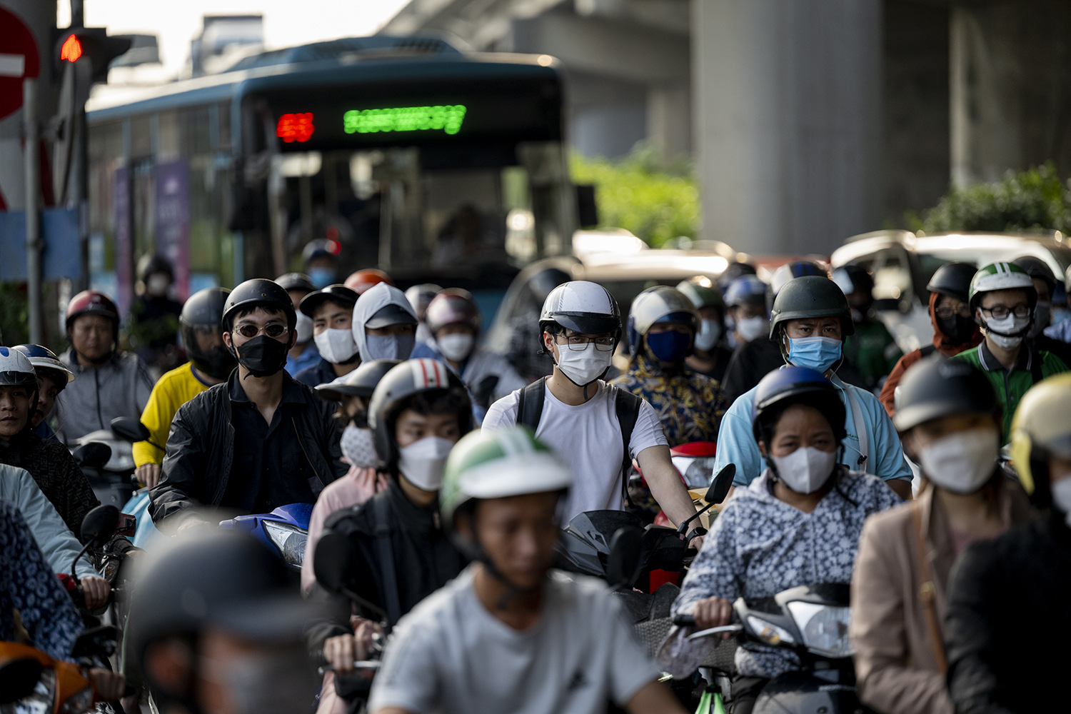 Người dân lỉnh kỉnh hành lý quay trở lại Thủ đô.