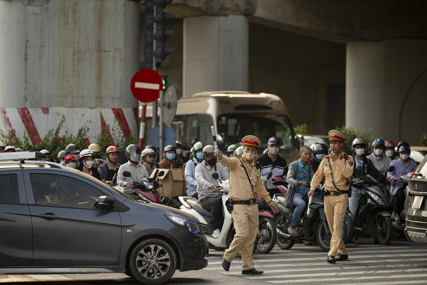 Lực lượng chức năng đã có mặt ở đây từ rất sớm để điều tiết, phân luồng giao thông, đảm bảo cho các phương tiện được lưu thông nhanh chóng.