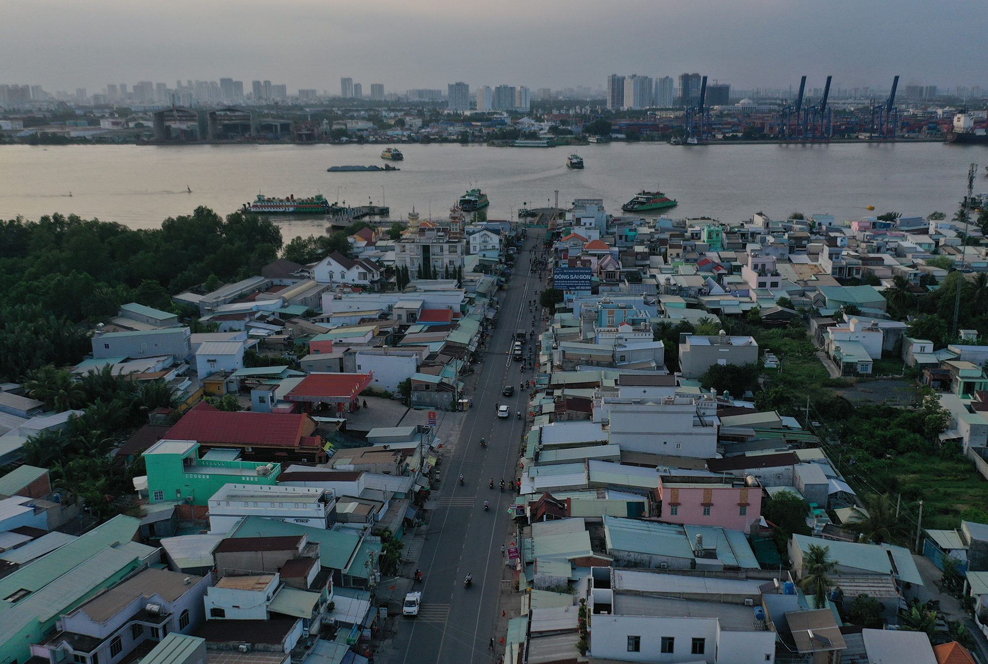 Còn tại TP.HCM, khác với hai ngày qua, giao thông phía bờ huyện Nhơn Trạch, Đồng Nai (phà Cát Lái) vắng vẻ dù là ngày cuối cuối nghỉ lễ.