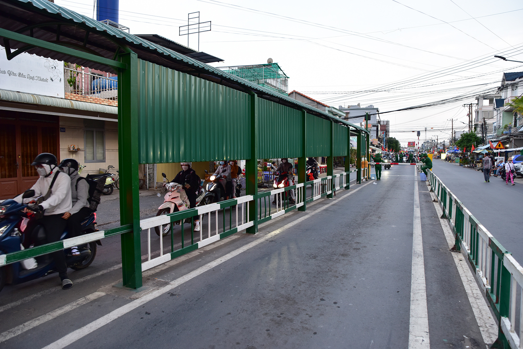 Hình ảnh nhóm xe máy thời điểm chờ phà và sau khi di chuyển lên phà. Đến 18h30, lượng xe qua phà hướng về TP.HCM không tăng cao đột biến, không xảy ra ùn tắc giao thông như hôm qua (2/5).