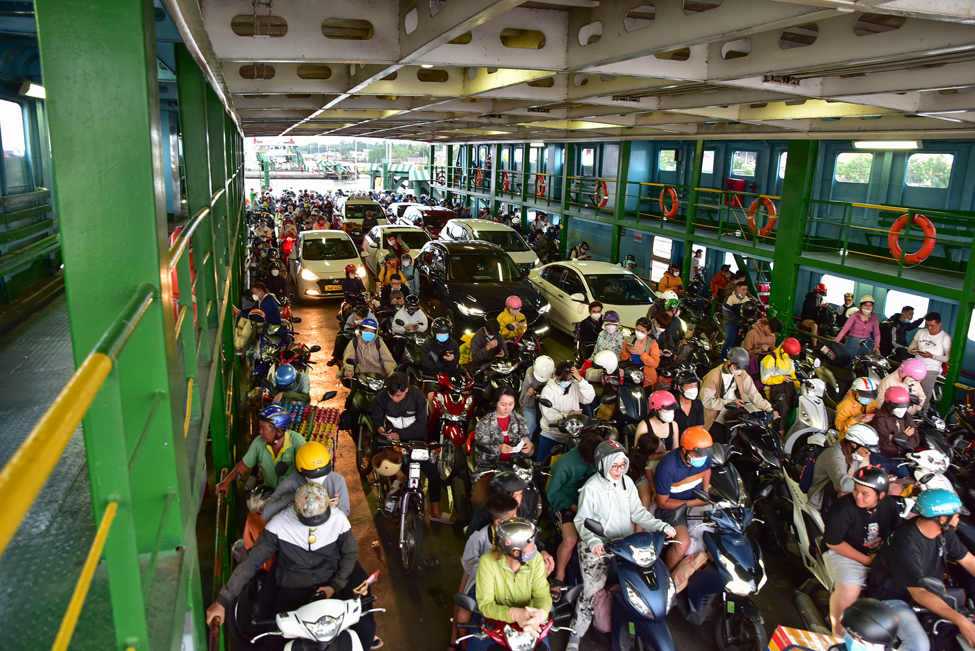 Các chuyến phà qua bên TP Thủ Đức cũng không quá đông đúc, di chuyển và cập bến nhanh chóng. Cùng thời điểm, ghi nhận cao tốc TP.HCM – Long Thành – Dầu Giây đoạn cuối tại nút giao An Phú, quốc lộ 1A TP Thủ Đức hướng về trung tâm TP.HCM xe cộ di chuyển thuận lợi trong chiều 3/5.