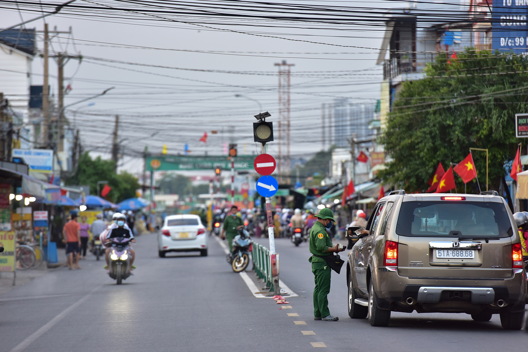 Bến phà huy động bố trí nhiều nhân viên túc trực sẵn sàng bán vé từ xa nhưng do lượng xe giảm mạnh nên nhân viên làm việc khá nhàn.