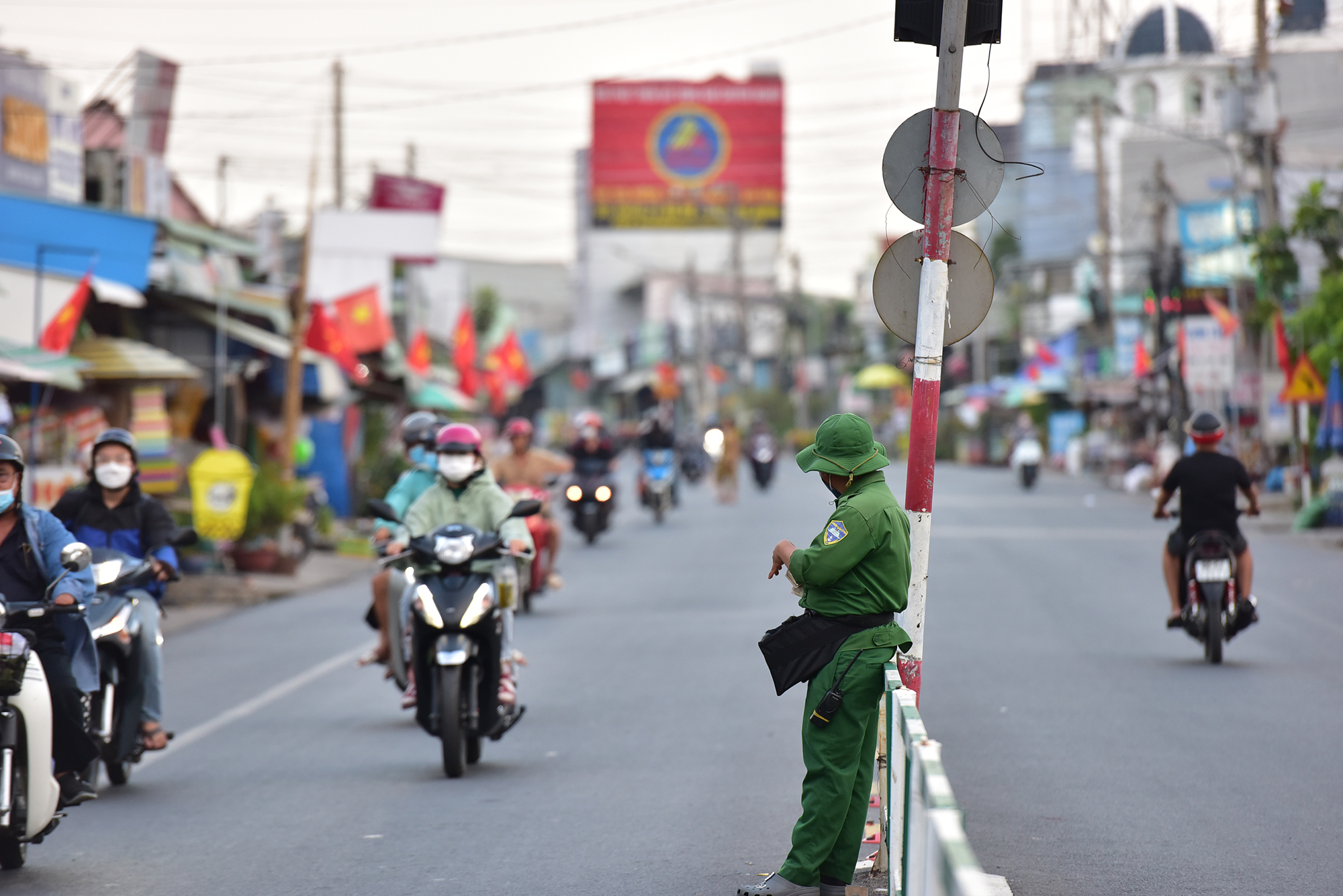 Thỉnh thoảng mới có vài chiếc ô tô, nhiều thời điểm kéo dài vài phút mới có một chiếc. Nhân viên đứng ngóng xe trong khi chỉ trước đó một ngày, dòng xe ô tô xếp dài chờ hơn 2km.