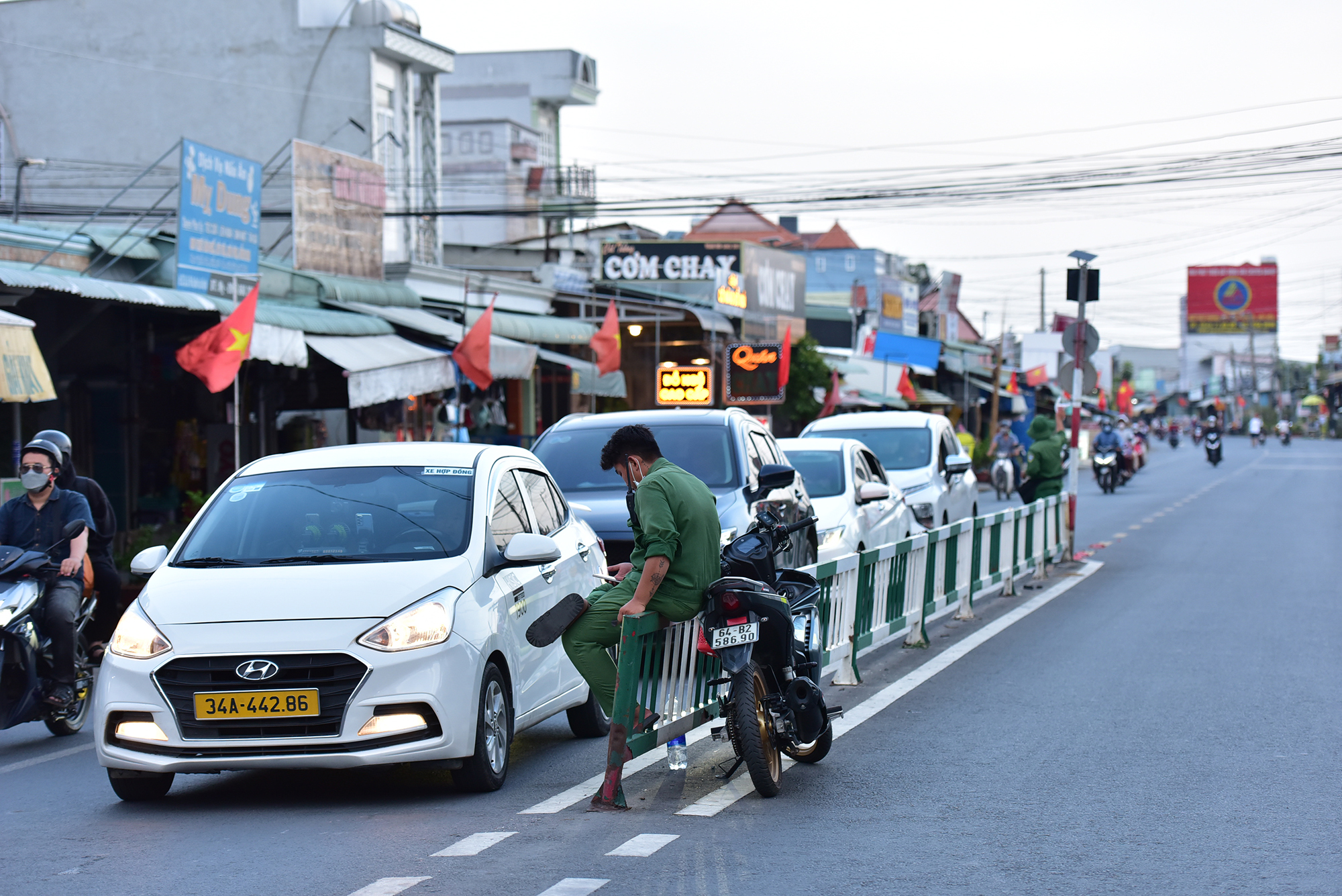 Nhiều thời điểm lác đác ô tô lưu thông, nhân viên phà phải gom xe để chờ lên từng đợt vài chiếc và thảnh thơi ngồi bấm điện thoại chờ xe. “Hai ngày qua người dân đã trở lại thành phố rất nhiều rồi, xe cộ ùn dài hàng cây số trước bến phà nên hôm này còn ít người đi”, một nhân viên bán vé phà nhận định.