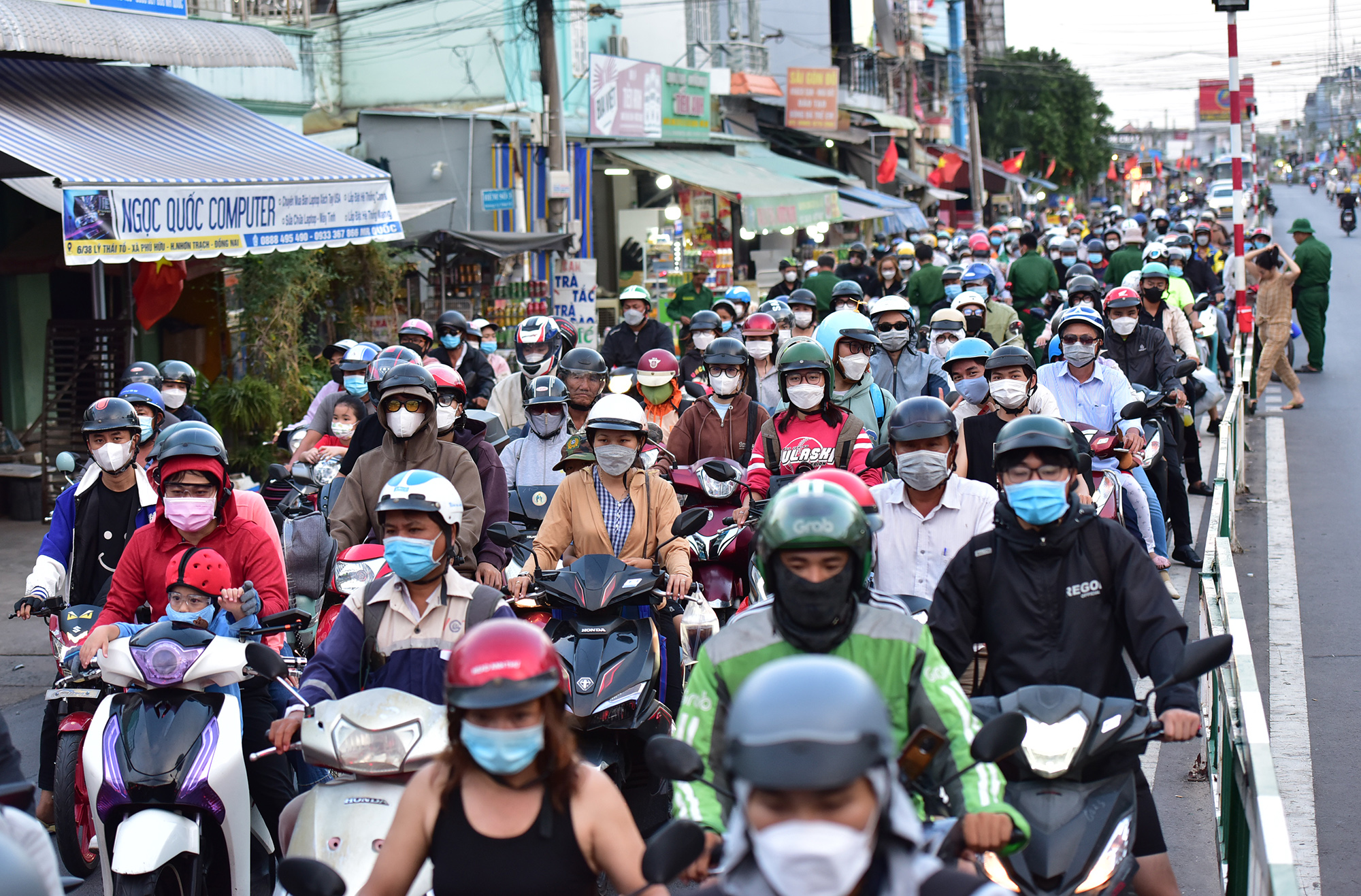 Tại làn dành cho xe máy, một số thời điểm có hàng trăm xe dồn lại, chờ lên phà trong thời gian chưa tới 10 phút.