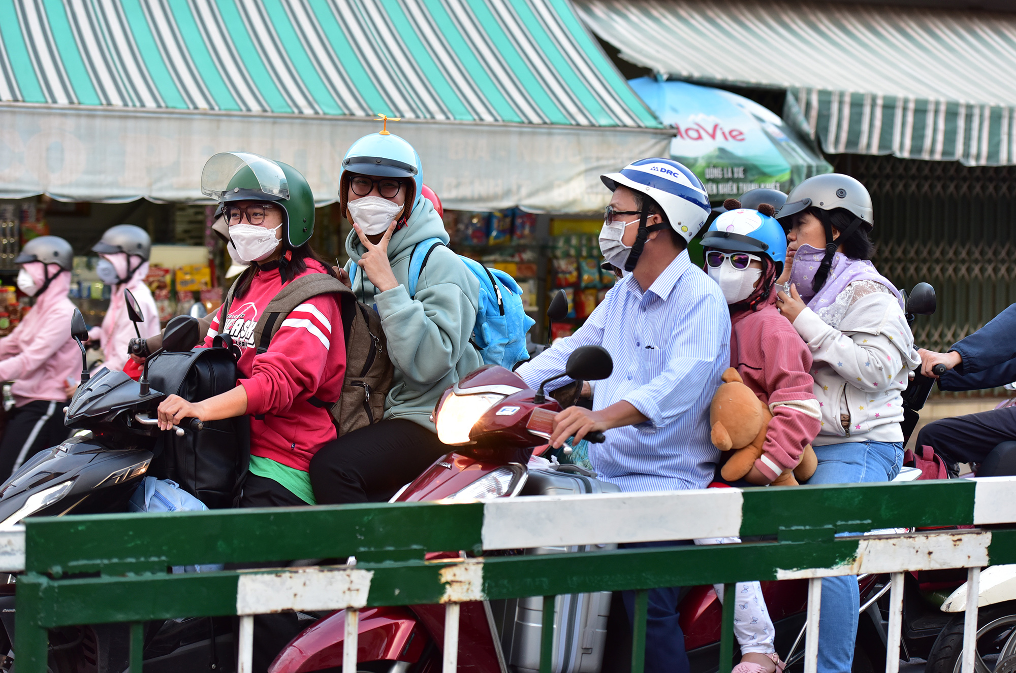 Do kỳ nghỉ lễ kéo dài nên lượng khách về TP.HCM cũng trải đều qua các ngày. Nhiều người vui mừng khi không phải lâm vào cảnh mất nhiều thời gian để được qua phà trong ngày cuối kỳ nghỉ lễ.