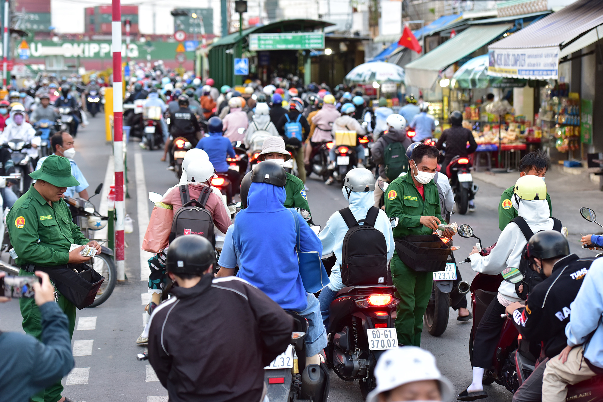 Các nhân viên bán vé cho xe máy thời điểm cuối chiều khá tất bật khi lượng xe dồn về đông hơn nhưng không xảy ra ùn tắc.