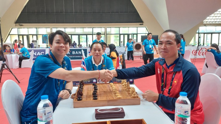 Kỳ thủ Thái Lan (áo xanh) đã thua&nbsp;Thành Ninh