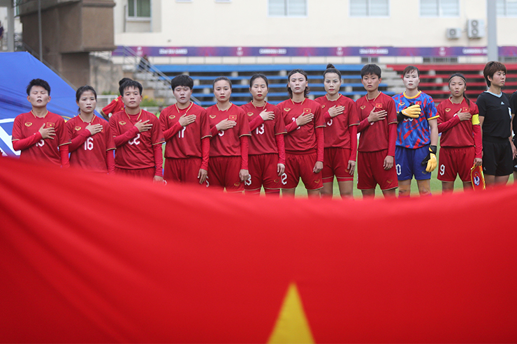 Chiều ngày 3/5, đội tuyển bóng đá nữ Việt Nam có trận đấu ra quân gặp Malaysia trong khuôn khổ bảng A SEA Games 32 diễn ra trên sân vận động Army (Campuchia).