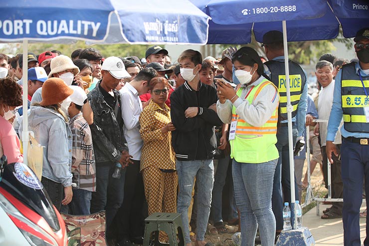 Họ phải chấp nhận chờ đợi khá lâu do hàng dài người có nhu cầu