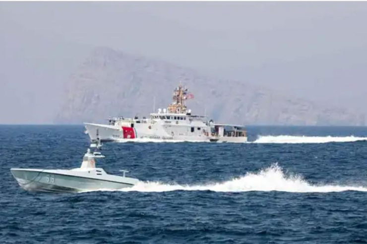 Tàu không người lái L3 Harris Arabian Fox MAST-13 của hải quân Mỹ và lực lượng bảo vệ bờ biển Mỹ đi qua eo biển Hormuz vào ngày 19-4. Ảnh: AP