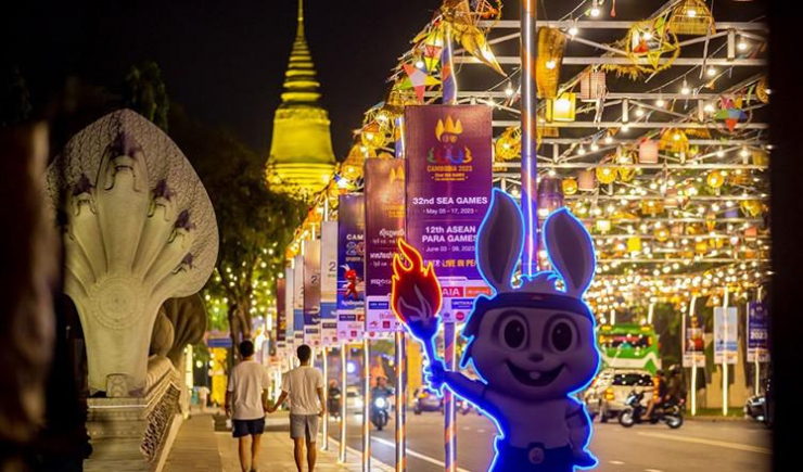 Đại lộ Preah Norodom ở trung tâm Phnom Penh lung linh về đêm, sạch sẽ, khang trang và đẹp đẽ. Ảnh: CTP