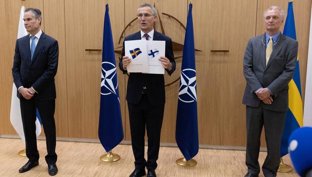 Tổng Thư ký Tổ chức Hiệp ước Bắc Đại Tây Dương (NATO) Jens Stoltenberg (giữa) nhận đơn xin gia nhập của đại sứ Phần Lan Klaus Korhonen (bên trái) và đại sứ Thụy Điển Axel Wernhoff hồi tháng 5-2022 tại trụ sở NATO ở Brussels (Bỉ).
