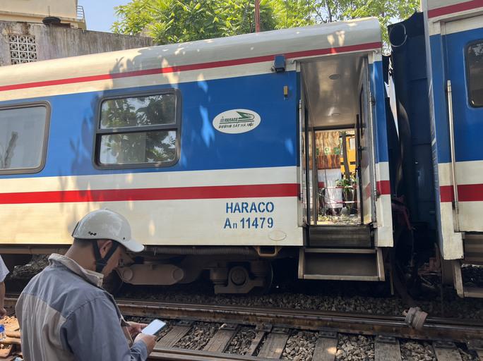 Toa tàu bị trật khỏi đường ray