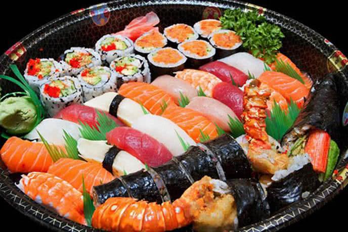 Các món ăn sushi được ưa thích nhưng chứa cá sống là thực phẩm phụ nữ mang thai nên tránh.