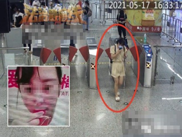 Xé quần áo livestream hở hang trên tàu điện ngầm, cô gái bị cảnh sát bắt
