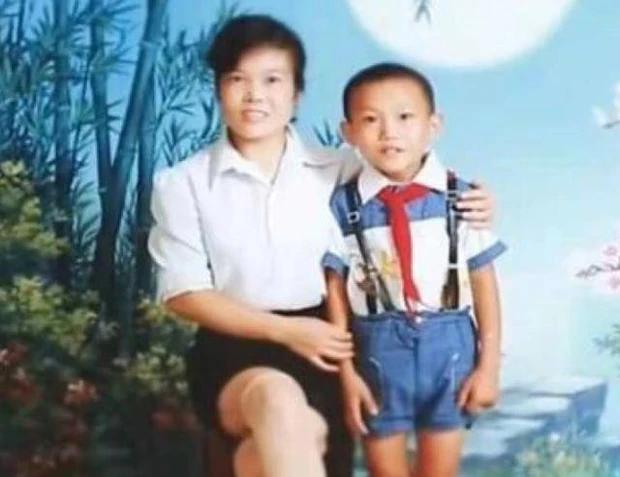 Mẹ và Phan Kiệt lúc nhỏ. Ảnh: Phụ nữ Việt Nam