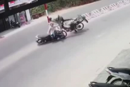Clip: Phóng “xe máy kéo” chạy ngược chiều gây tai nạn, tài xế rước họa vào thân