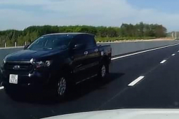 Tin tức trong ngày - Phóng xe bán tải chạy ngược chiều gây phẫn nộ, tài xế "trả giá đắt"