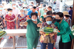 Đời sống Showbiz - Việt Hương trao 10 tấn gạo cho người dân dịp 10 năm giỗ mẹ