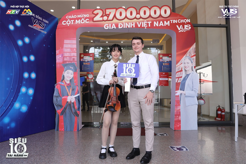 Thiên Nga check-in cùng thầy giáo VUS - Giám khảo khách mời tại vòng loại