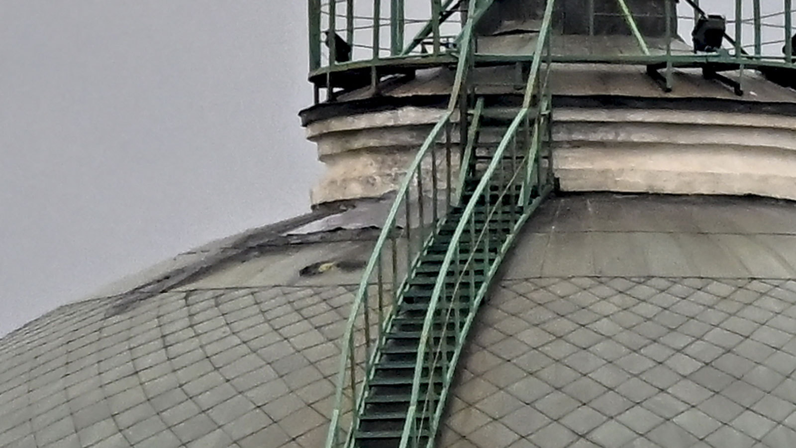 Hư hại ở phần mái vòm&nbsp;của Tòa nhà Hội đồng liên bang tức Thượng viện Nga trong khuôn viên Điện Kremlin. Ảnh: CNN.