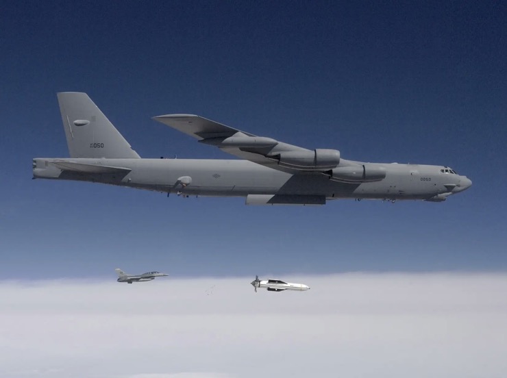 Oanh tạc cơ B-52 ném thử bom GBU-57 trong một cuộc thử nghiệm năm 2009.