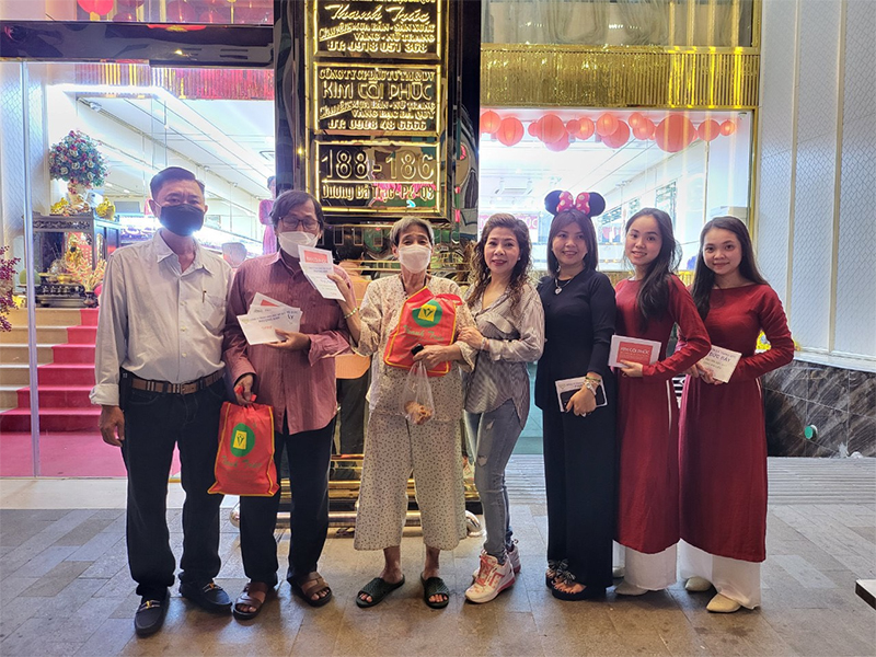 Công ty Vàng bạc đá quý Thanh Trúc tổ chức trao tặng quà cho những hoàn cảnh khó khăn trong chương trình “Cho đi là còn mãi”