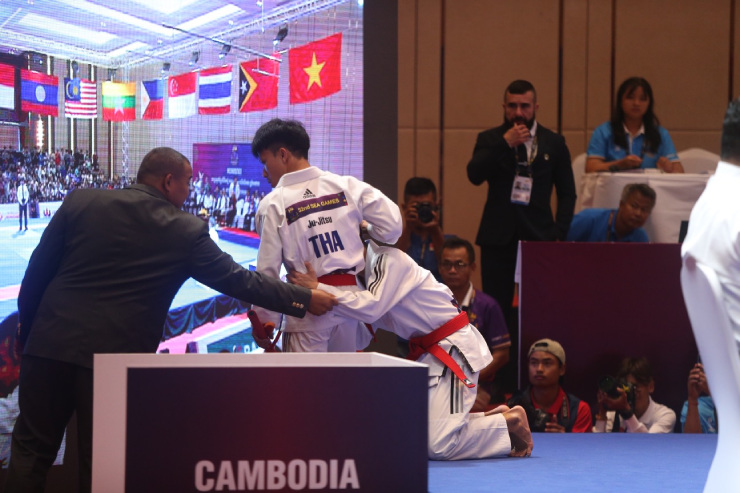 VĐV Thái Lan đổ gục ra sàn đấu, đồng đội phải ra dìu vào khu vực kĩ thuật