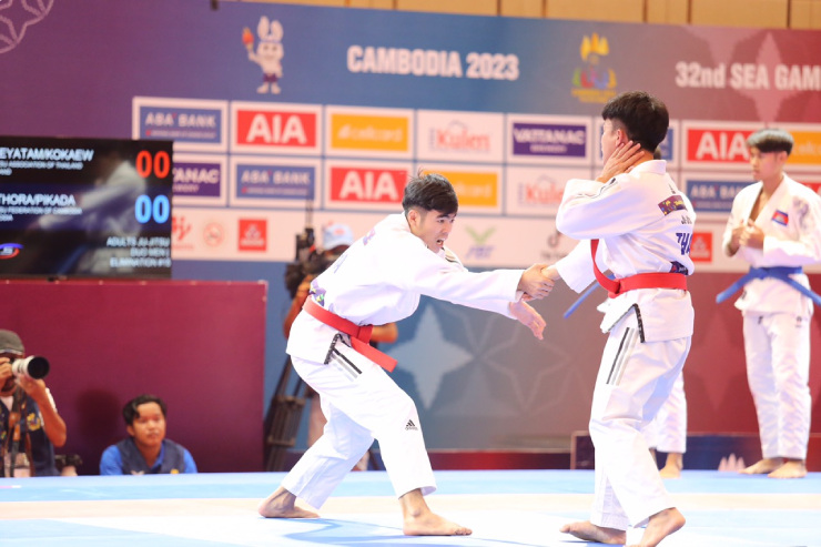 Phần biểu diễn của hai võ sĩ Thái Lan