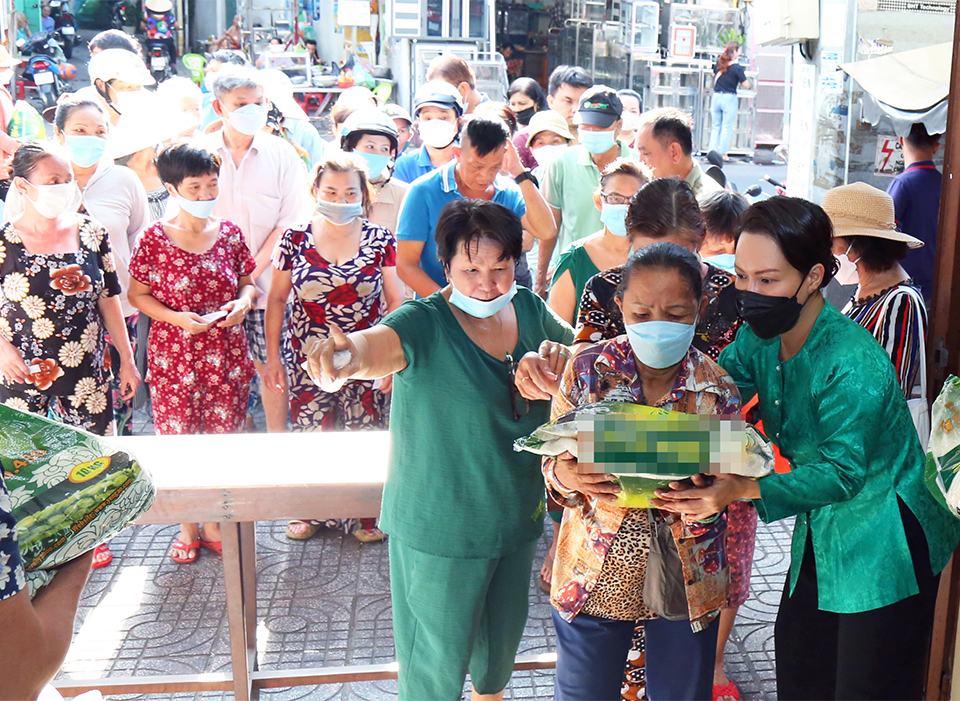 Việt Hương trao 10 tấn gạo cho người dân dịp 10 năm giỗ mẹ - 3