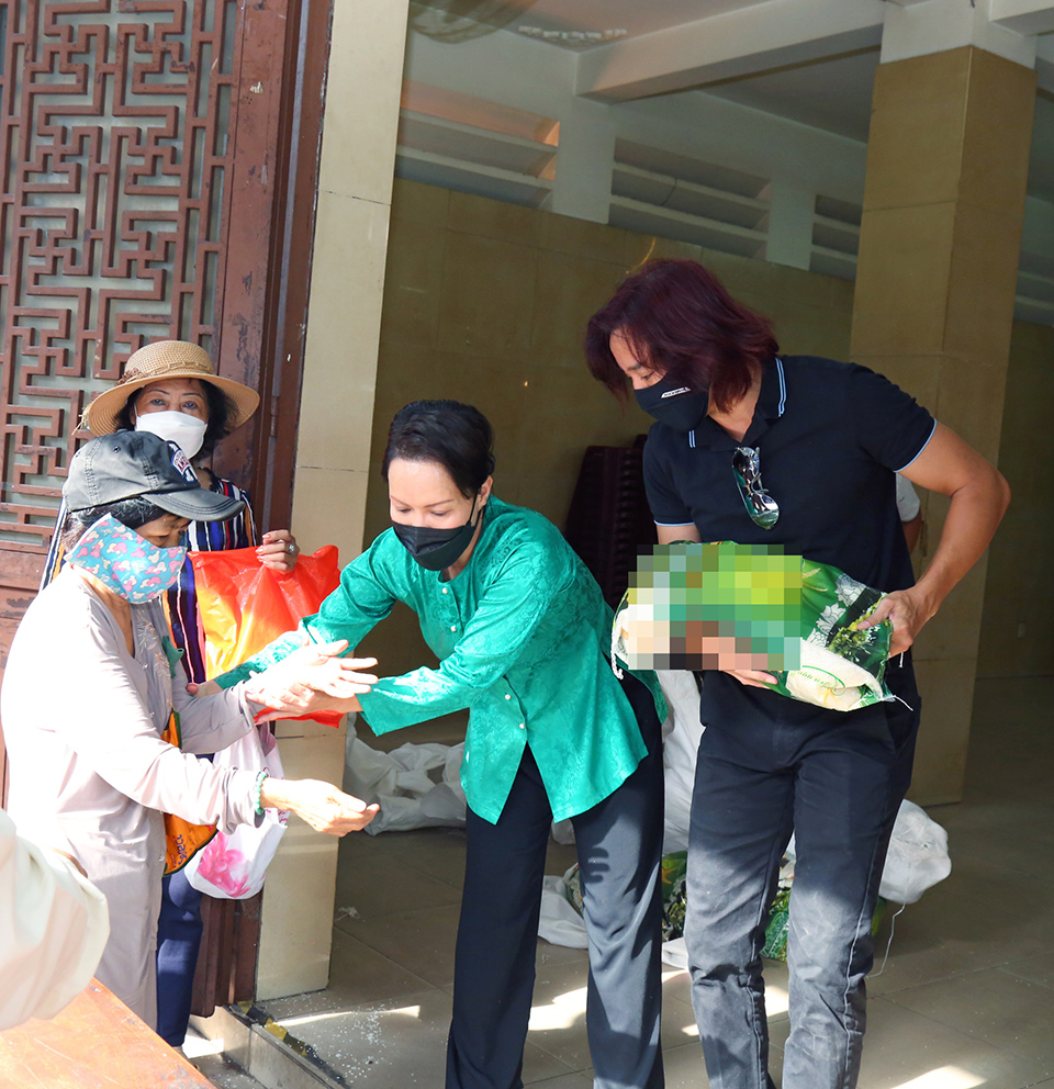 Việt Hương trao 10 tấn gạo cho người dân dịp 10 năm giỗ mẹ - 4