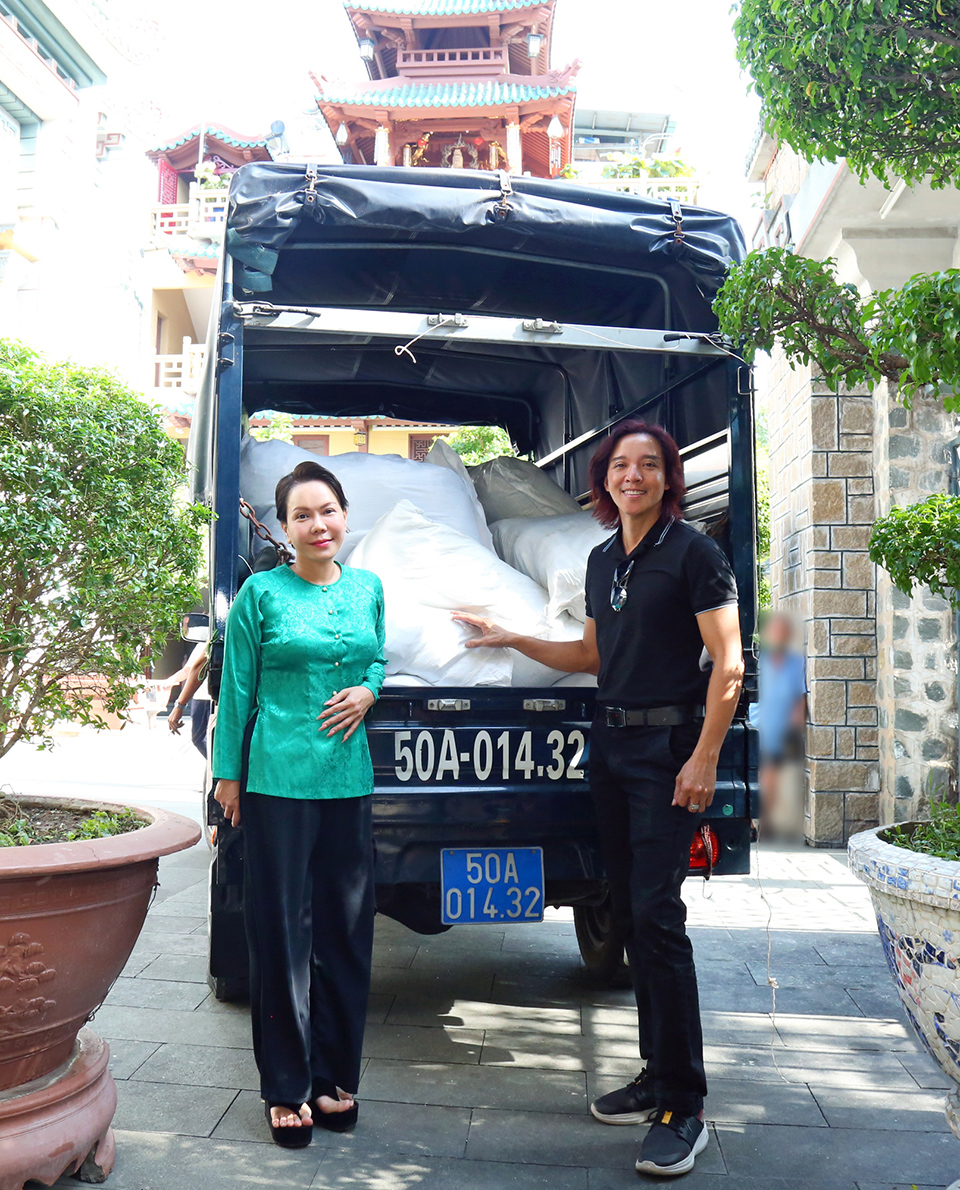 Việt Hương trao 10 tấn gạo cho người dân dịp 10 năm giỗ mẹ - 7