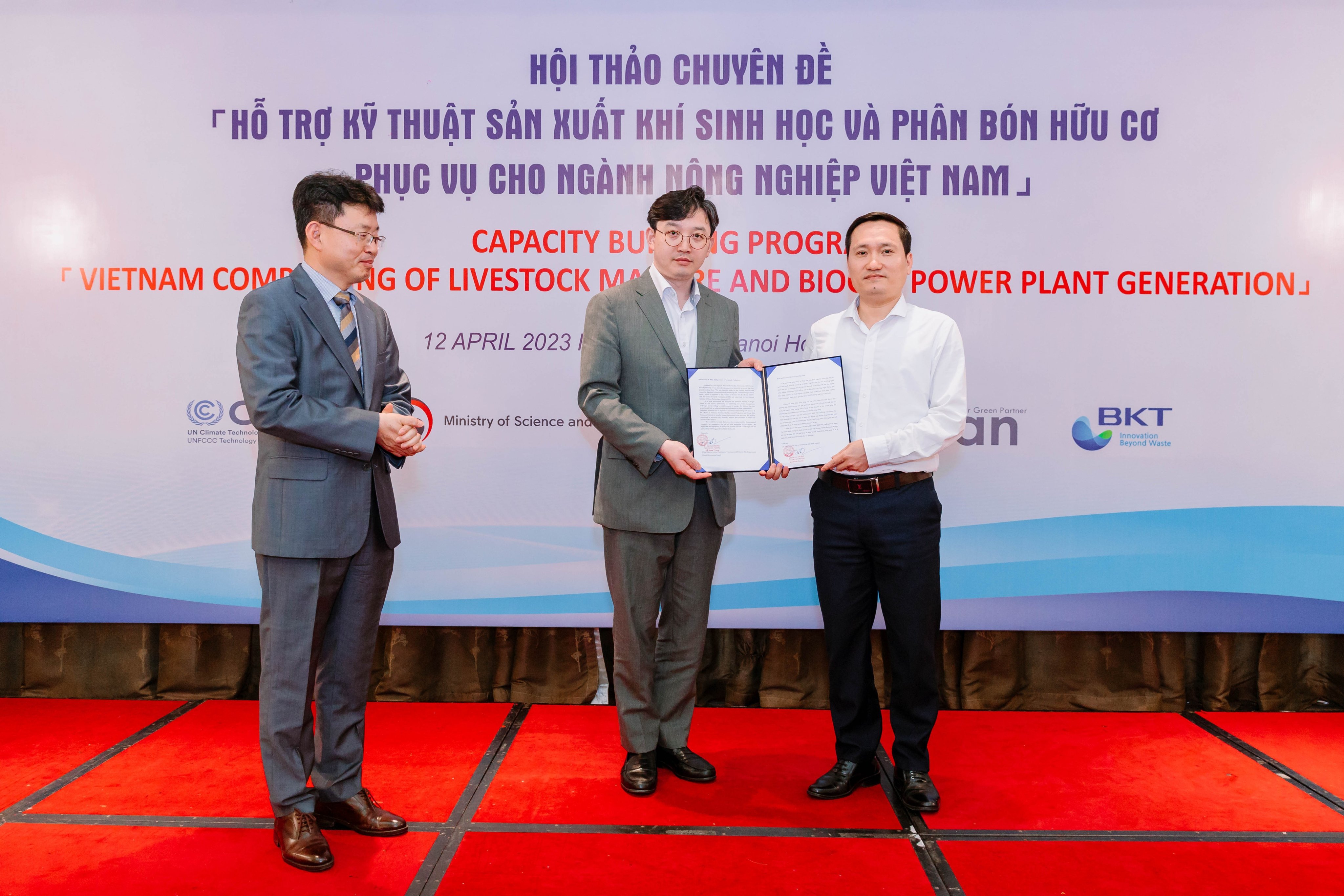 Đại diện Công ty Trọng Khôi trao MOU cho đại diện Hàn Quốc.