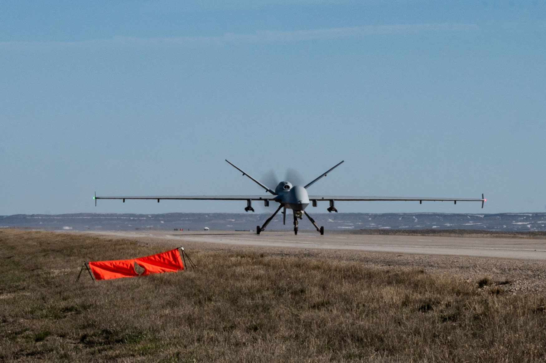 "Ác điểu" MQ-9 Reaper lần đầu hạ cánh trên đường cao tốc ở Mỹ.