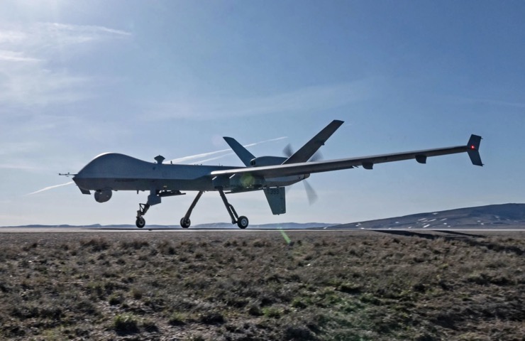 Chiếc MQ-9 Reaper được máy bay vận tải Mỹ nạp nhiên liệu và vũ khí ngay ở đường cao tốc.