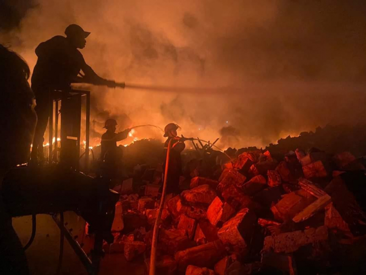 Nhận được tin báo, Công an huyện Vân Đồn điều động nhiều xe cứu hỏa cùng hàng chục cán bộ, chiến sỹ đến hiện trường, phối hợp với các lực lượng chức năng dập lửa.