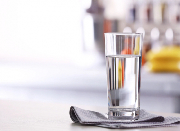 Uống nhiều nước có thể giúp hạn chế tình trạng ngáy ngủ.Ảnh: Shutterstock