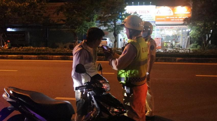 Lực lượng CSGT TP Đà Nẵng kiểm tra nồng độ cồn của một người đi xe máy. Ảnh: HẢI HIẾU
