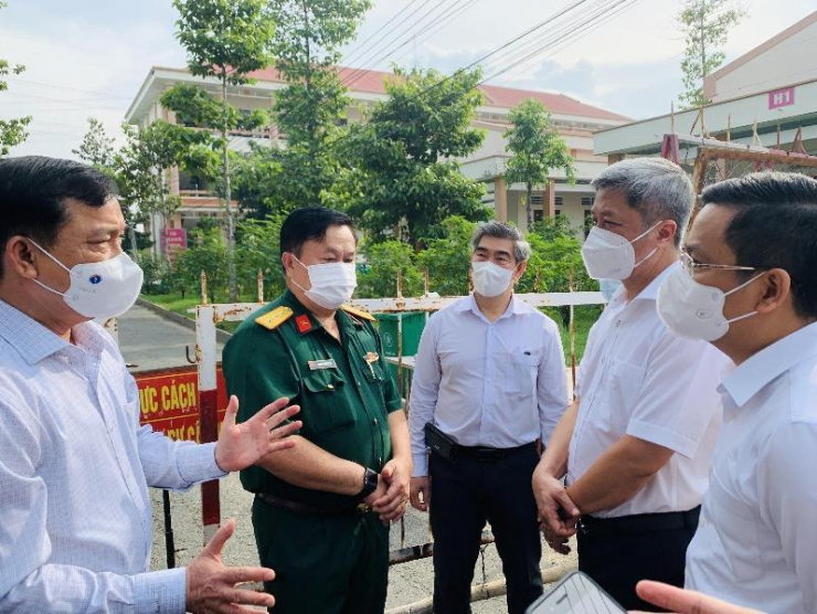 Thứ trưởng Bộ Y tế Nguyễn Trường Sơn (thứ 2 từ phải qua) trong một lần đi kiểm tra công tác chống dịch ở Tiền Giang. Ảnh: HL