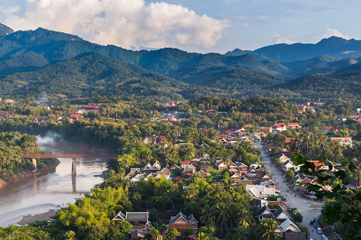 Luang Prabang: Nằm ở phía bắc của Lào tại nơi mà sông Mekong và sông Nam Khan hợp lưu, Luang Prabang chắc chắn là một danh lam thắng cảnh. Được bao quanh bởi những ngọn núi, rừng nhiệt đới và thác nước, nơi đây rất phù hợp để chèo thuyền kayak, du ngoạn trên sông và những chuyến đi bộ tuyệt vời.
