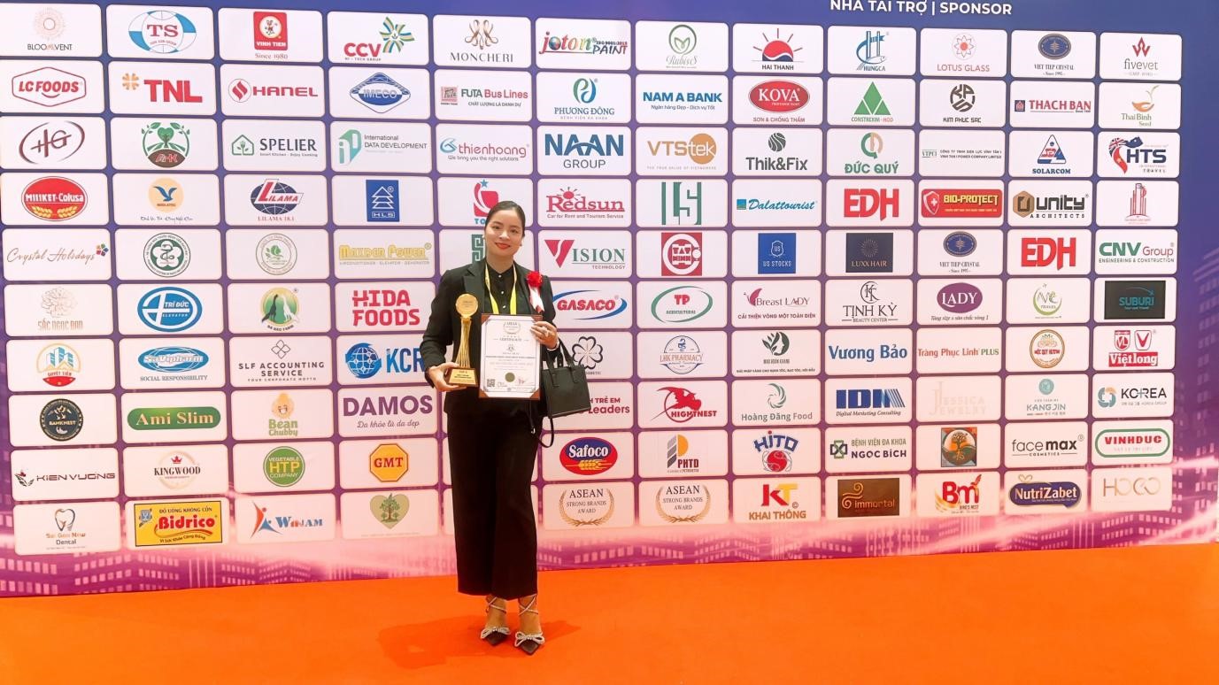 NTK Lan Anh tại lễ trao giải vinh danh thương hiệu được tổ chức tại Malaysia