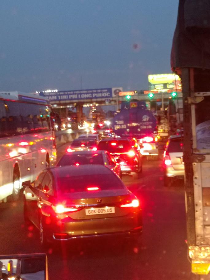 Tình trạng kẹt xe trên đường cao tốc hướng Long Thành về TP HCM. Ảnh: Xuan Tan