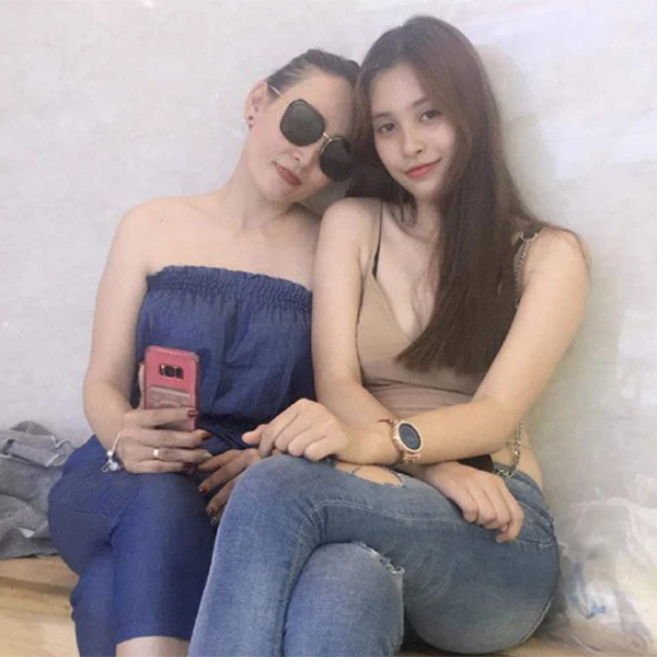 Thân thế mẹ ruột Hoa hậu Tiểu Vy: Chủ spa ở Hội An, nhan sắc không thua kém con gái - 7