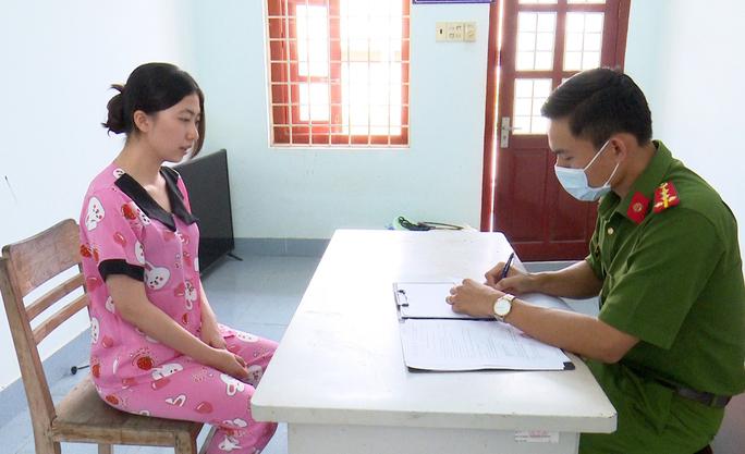 Cán bộ công an đang ghi lời khai Nguyễn Kim Ngọc